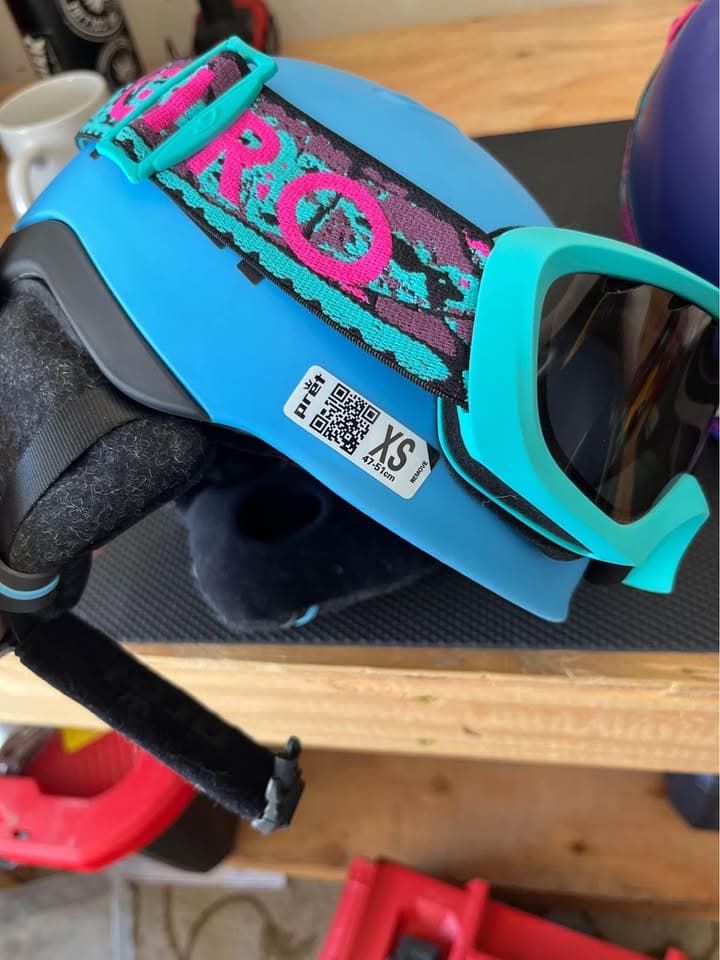 Ski / Snowboard helmet and goggles